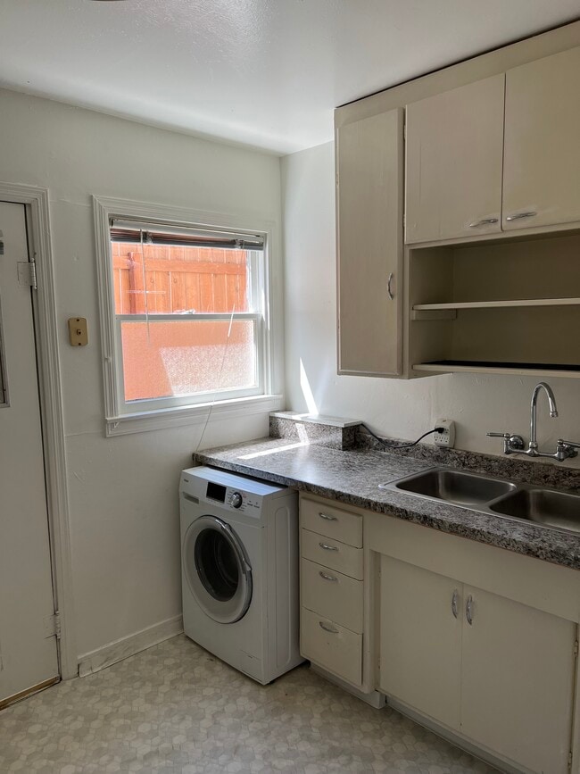 Kitchen / Washer-Dryer - 4035 V St