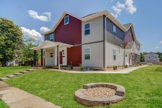 Building Photo - 1320 E Elm St