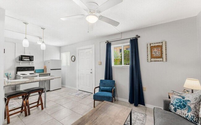 Building Photo - 211 Circle Dr