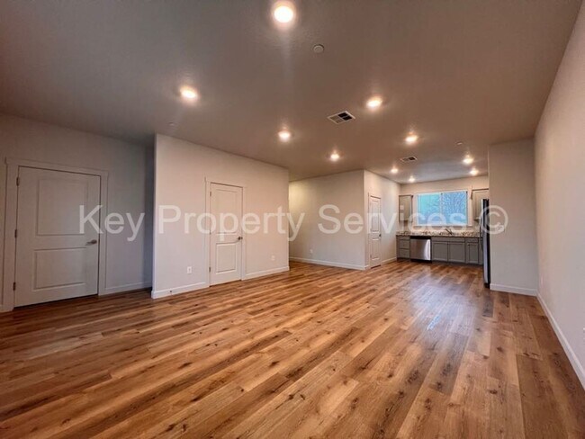 Building Photo - Woodland Townhome with Huge Tandem Garage