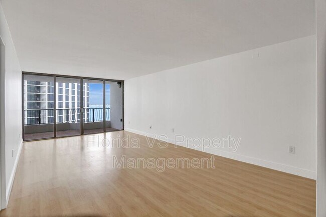 Foto del edificio - 555 NE 15th St