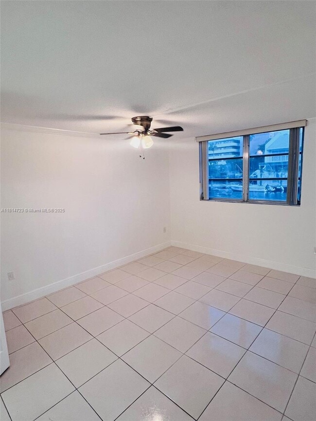 Foto del edificio - 3750 NE 169th St
