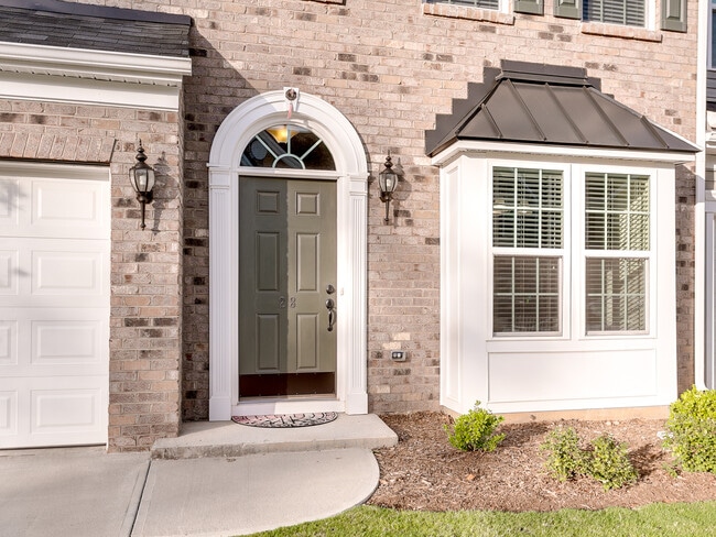 Building Photo - Lovely 3 Bedroom 2.5 Bath Townhouse, Easy ...