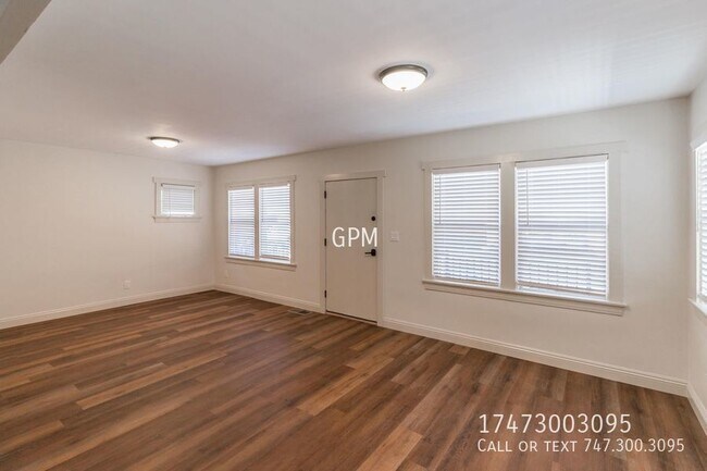 Building Photo - 2BR w/ Private Patio!
