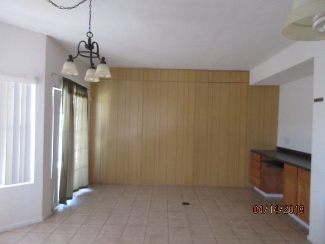 Building Photo - NORTHEAST: 4 BR 3 BTH  BONUS ROOM  REFRIGERAT