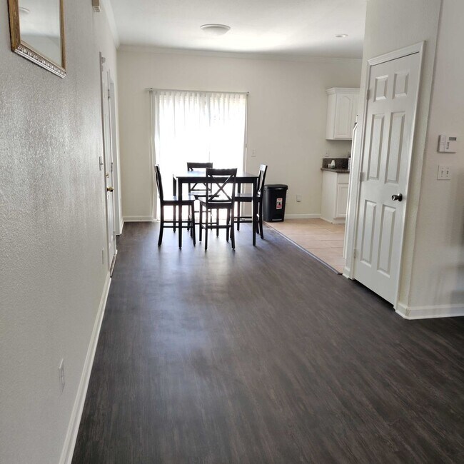 Building Photo - 4bd 2ba Charming Home in the heart of Sacr...