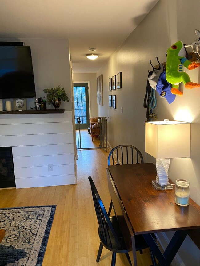 Foto del edificio - Immaculate end unit townhome in Raleigh's ...