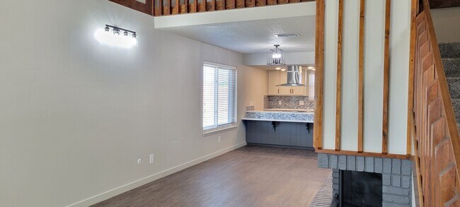 Building Photo - COLONIAL PARK LUXURY CONDO TOTAL UPDATED