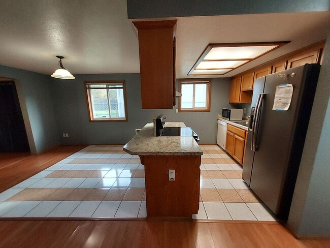 Building Photo - Available Now 3 bd 1.5 bath