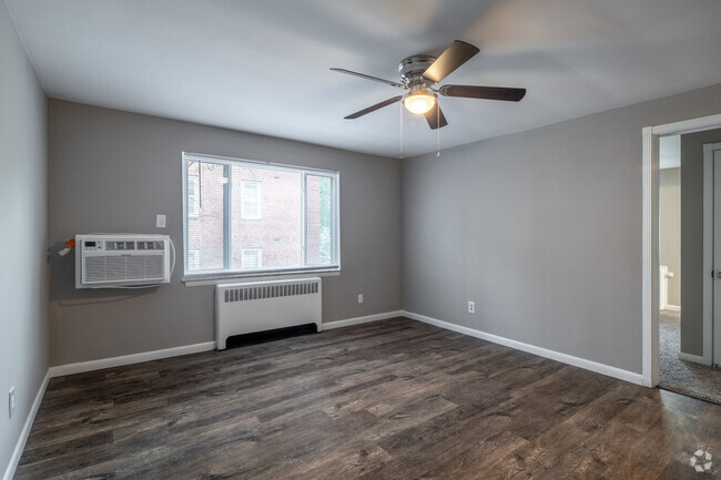 1BD, 1BA - 617SF - Fairhill Gardens