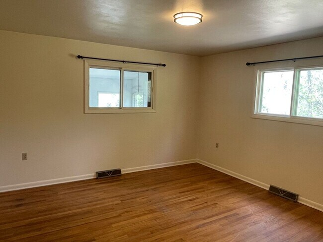 Building Photo - Price Reduced! Charming Home for Rent
