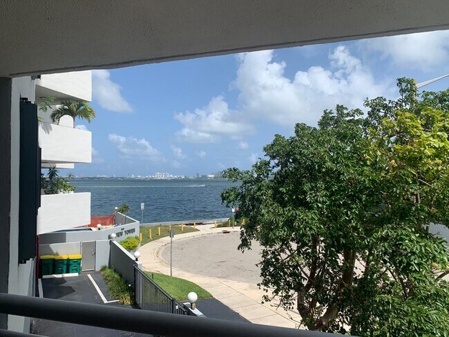 Foto del edificio - 555 NE 30th St