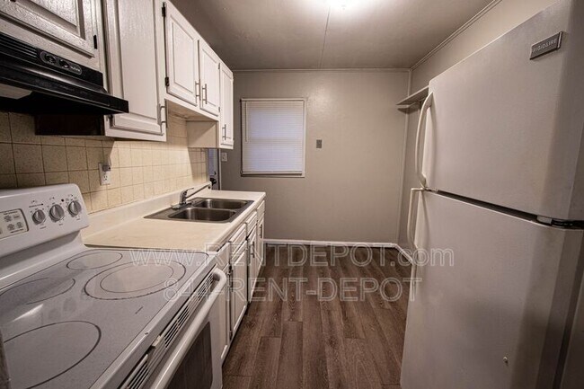 Foto del edificio - 2023 Ravenswood Dr