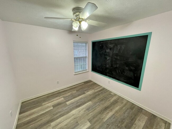 Building Photo - 3 bed 2 bath garden home in Brandon 047