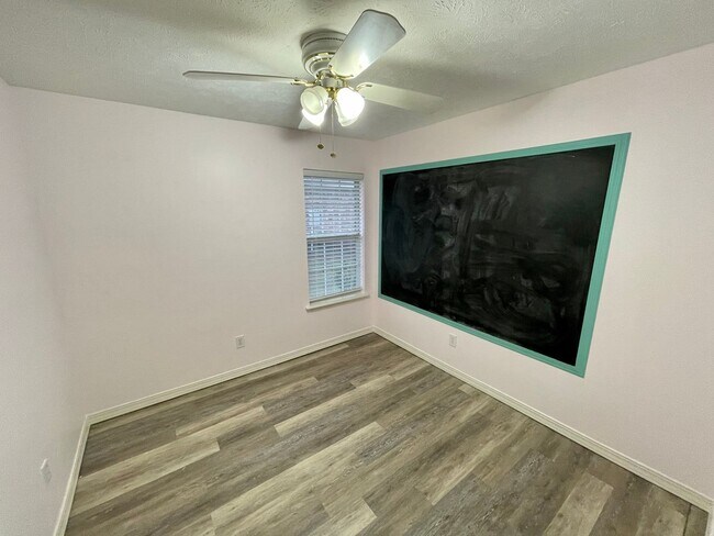 Foto del edificio - 3 bed 2 bath garden home in Brandon 047