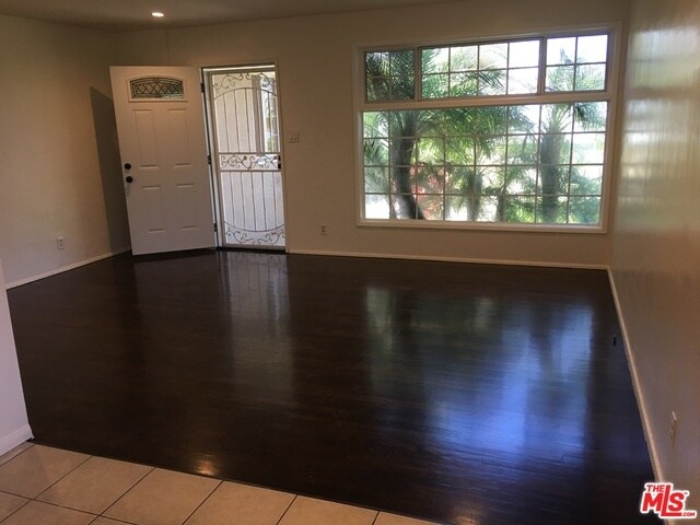 Foto del edificio - 8439 Barnsley Ave