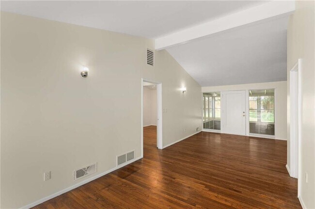 Building Photo - 2132 Fairway Cir NE
