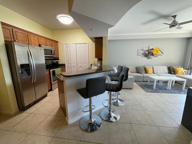 Foto del edificio - ANNUAL RENTAL - FURNISHED 1 BED / 1 BATH W...
