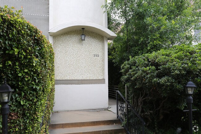 Building Photo - 252 S Reeves Dr
