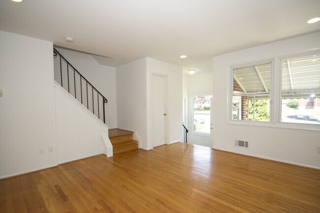 Building Photo - Welcome to this lovely 3bd 1.5bth home!