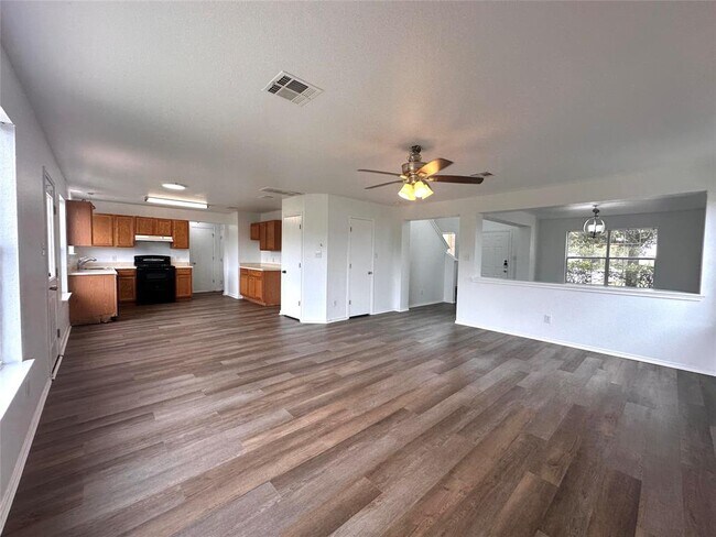 Building Photo - 722 Lavaca Loop