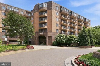 Building Photo - 2111 Wisconsin Ave NW