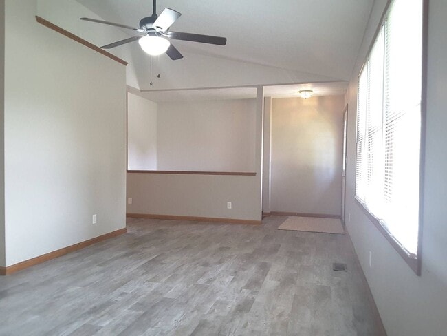 Building Photo - 3 Bedroom Home with Updated Flooring Throu...
