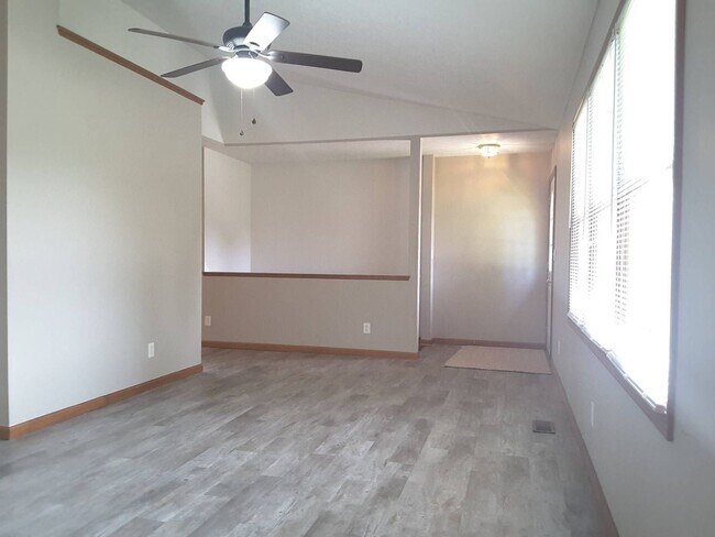 Foto del edificio - 3 Bedroom Home with Updated Flooring Throu...