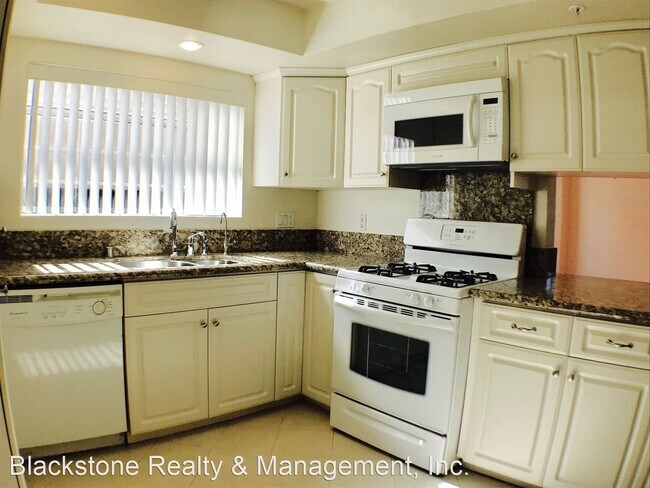 Building Photo - 3 br, 2.5 bath House - 544 W. Doran St Unit 4