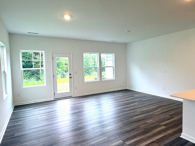 Foto del edificio - ~~ Luxurious End Unit 3-bedroom Townhome ~~