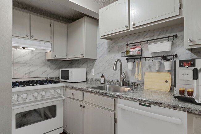Foto del edificio - Oasis at Belmont - Beautiful Renovated Apa...