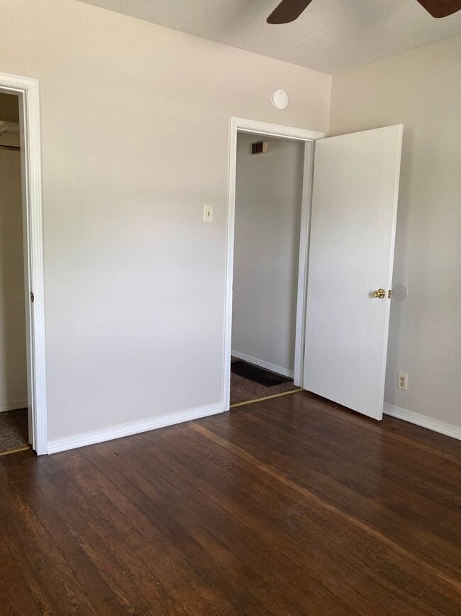Building Photo - Roomy 2 bedroom with garage
