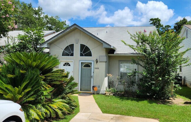 Foto del edificio - 3 bedroom townhome for rent in NE Tallahassee, wood floors, fenced yard available early July 2026...