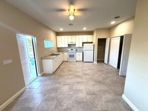 Building Photo - 4955 Serafica Dr