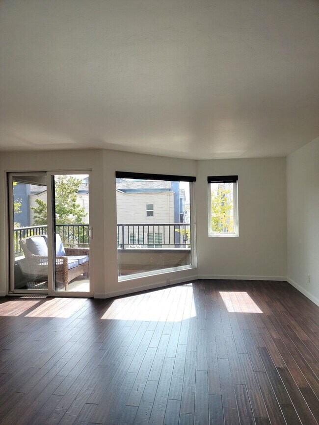 Building Photo - Amazing lower Queen Anne 2-story 2 bed/1.5...