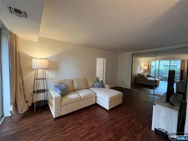Foto del edificio - 456 River Rd