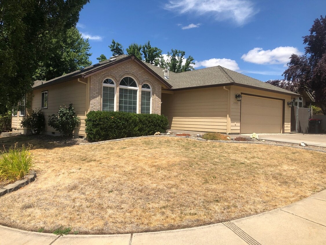 Foto principal - Coming Soon... Well-Maintained 3 Bedroom Home with RV Parking!