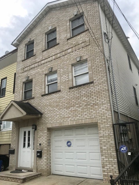Primary Photo - 75 Thorne St
