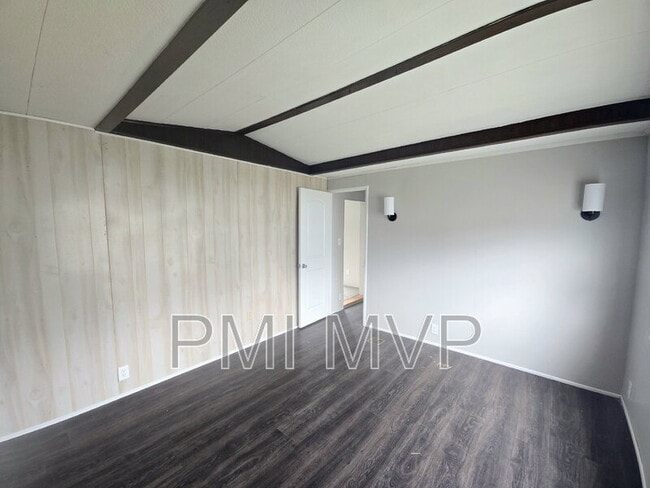 Foto del edificio - 2222 Maureen Blvd S