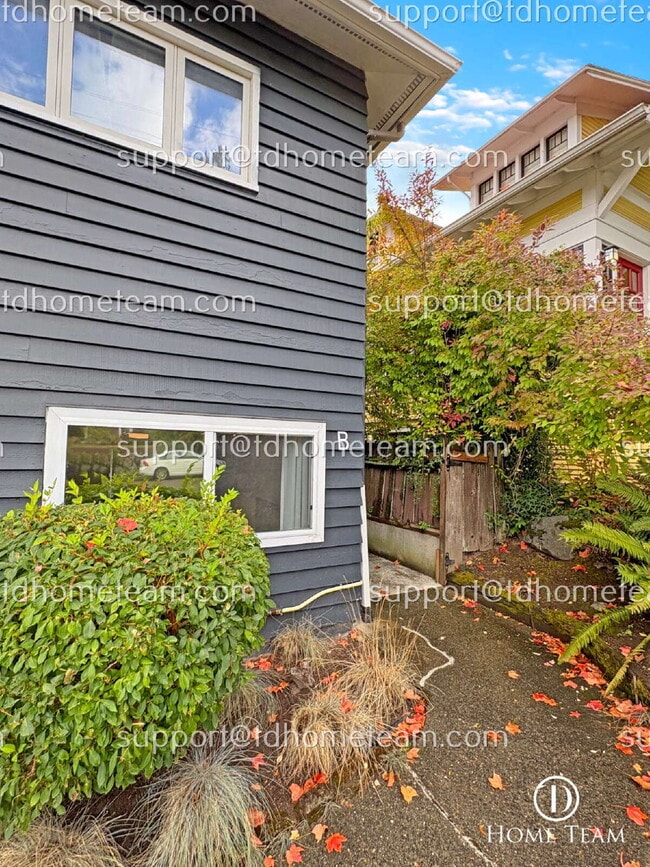 Building Photo - Bottom Unit Duplex with Private Patio and ...