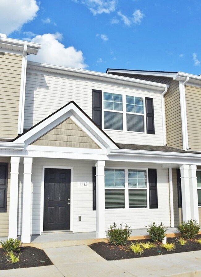 Building Photo - Lovely 2BR/2.5BA townhome by MTSU!