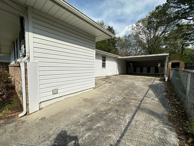 Building Photo - Lots of Storage!