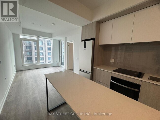 Photo du bâtiment - 395 Square One Dr