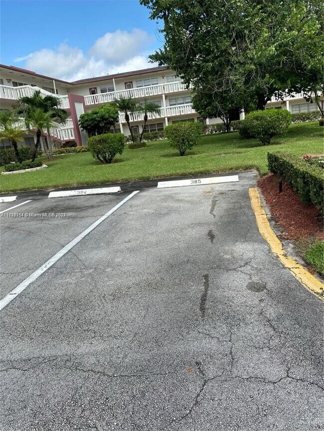 Building Photo - 385 Fanshaw J