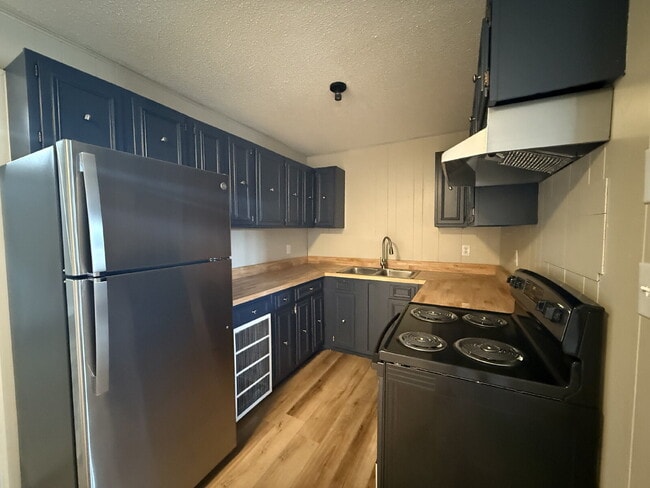 Building Photo - Renovated 1-bedroom, 1-bath apartment feat...