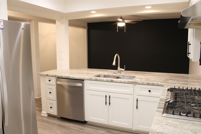 Building Photo - 2448 Country Club Dr