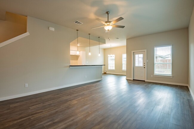 Building Photo - AVAILABLE NOW! GORGEOUS 4 BEDROOM DUPLEX L...