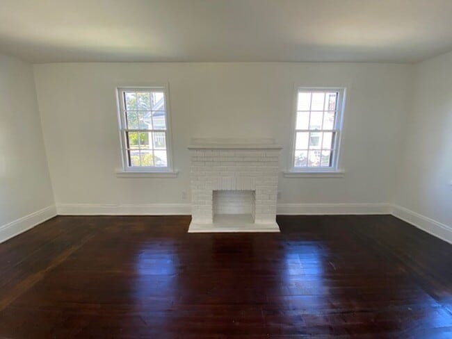 Building Photo - Bright 3BR / 2 Bath Bungalow Near Parks & ...