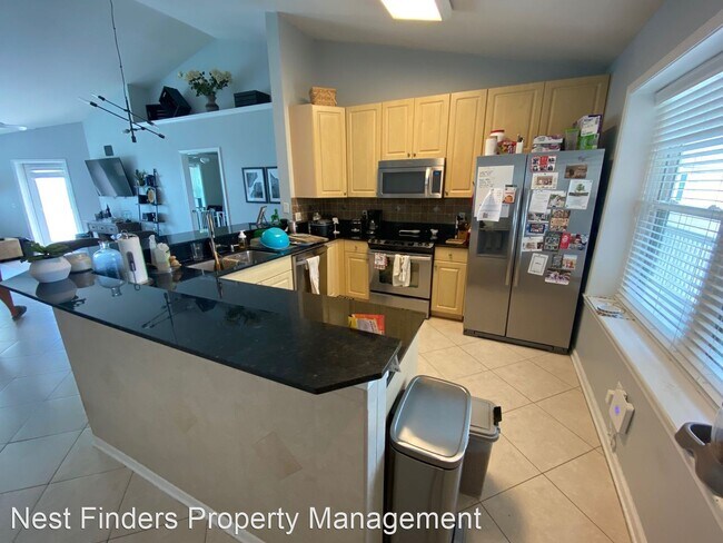Building Photo - 3 br, 2 bath House - 1412 1st St N #304