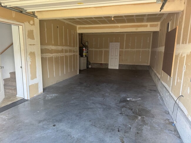 Foto del edificio - 3 Bed, 2 Bath Townhouse Available!